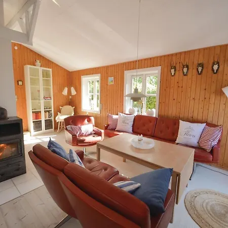 Vakantiehuis Five-bedroom Holiday In *